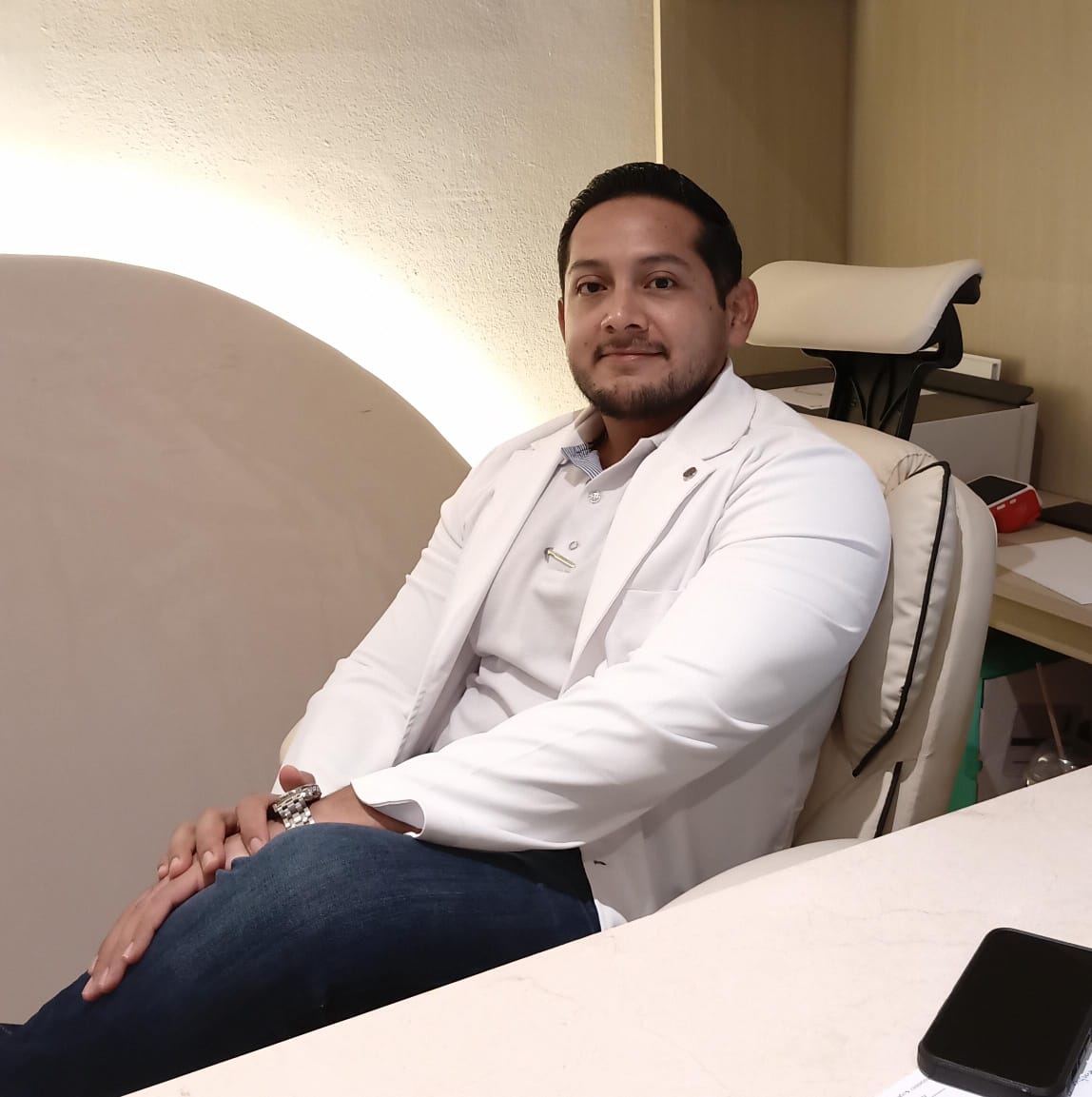 Foto del Dr. Salazar (retrato)